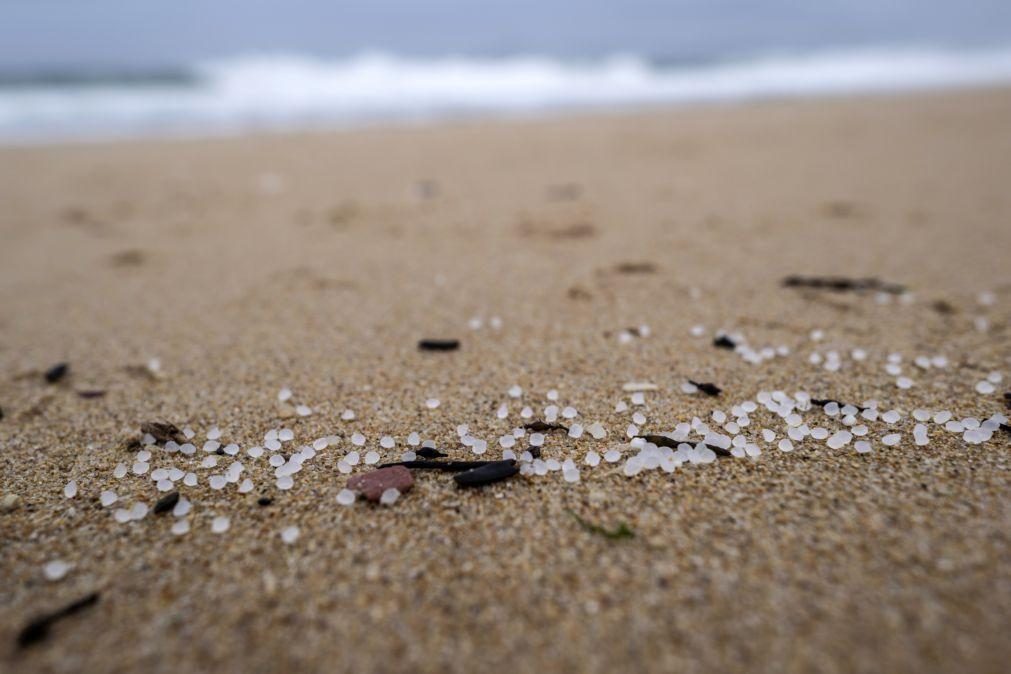 Bruxelas diz que bolas de plástico que estão a dar à costa em Espanha ameaçam ambiente e pesca