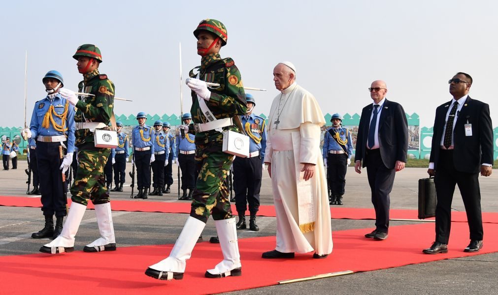 Papa Francisco chegou ao Bangladesh depois da visita à Birmânia