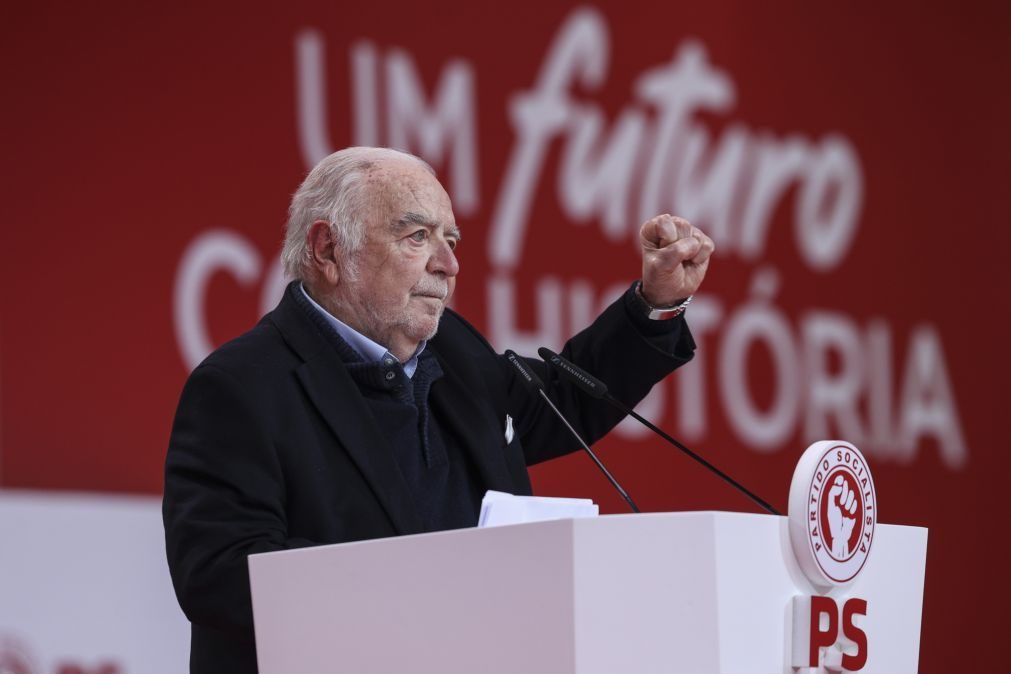 Manuel Alegre presidente honorário do PS por proposta de Pedro Nuno e Carlos César