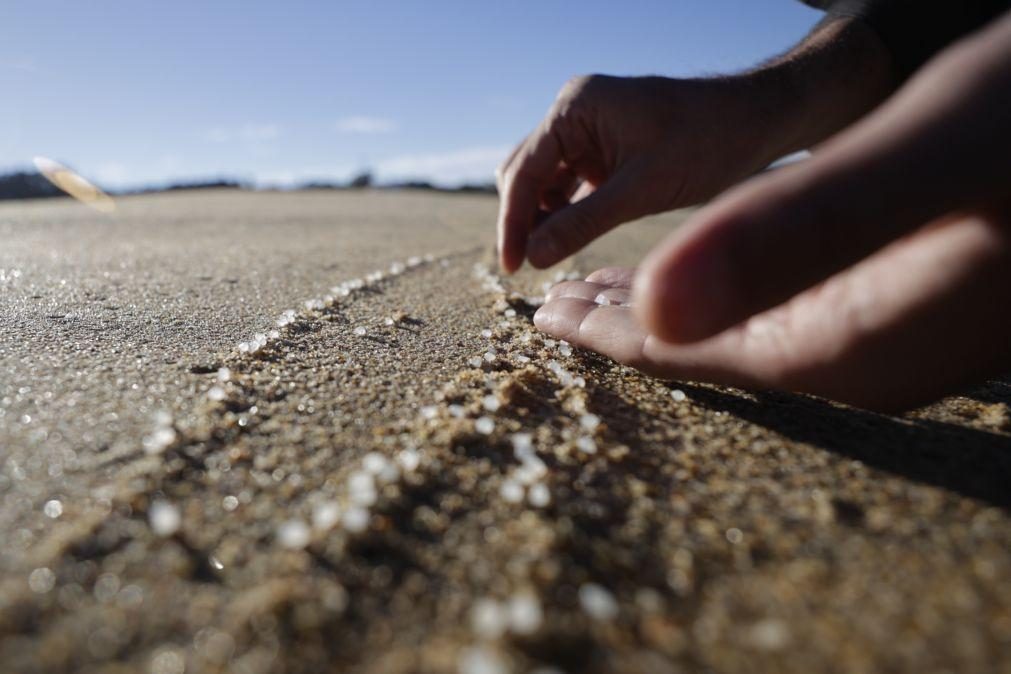 Cerca de 1,7 toneladas de plástico minúsculo recolhido nas praias da Galiza