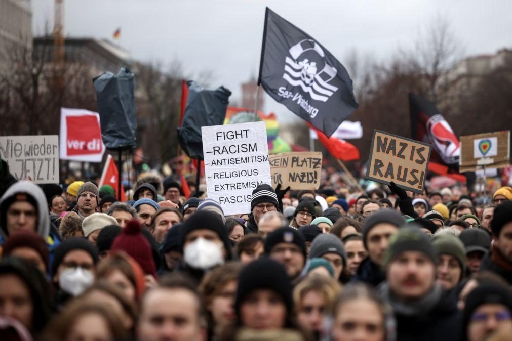 Scholz entre as milhares de pessoas que se manifestaram contra extrema-direita