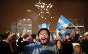 Presidente da Guatemala toma posse após meses de incerteza