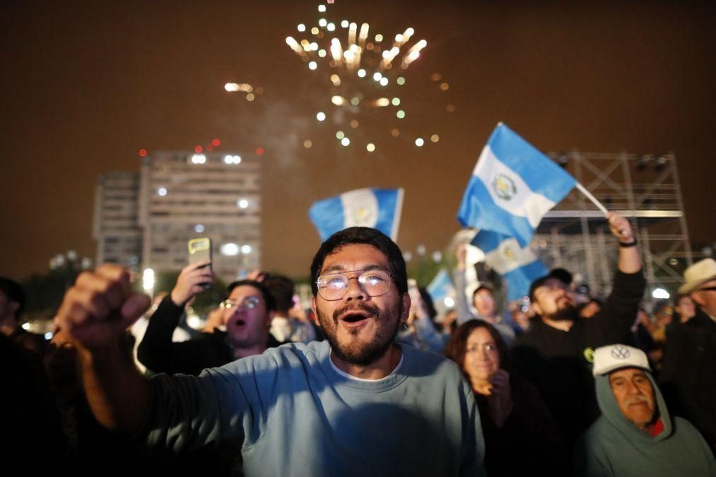 Presidente da Guatemala toma posse após meses de incerteza