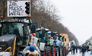 Agricultores prometem continuar bloqueio de protesto no centro de Berlim