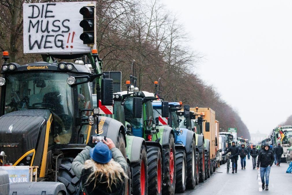 Agricultores prometem continuar bloqueio de protesto no centro de Berlim