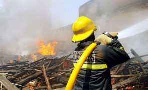 Incêndio destrói parcialmente dois restaurantes na praia do Vau em Portimão