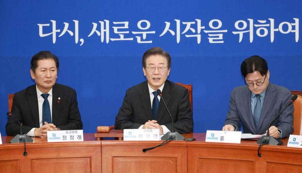 Líder da oposição sul-coreana volta ao trabalho 15 dias após ser esfaqueado