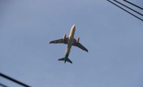 Metade das grandes empresas diminui emissões das viagens em avião após covid-19