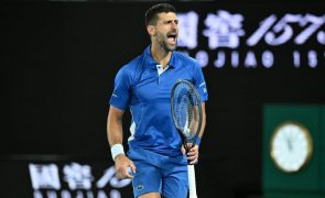 Djokovic na terceira ronda em dia de surpresas em Melbourne