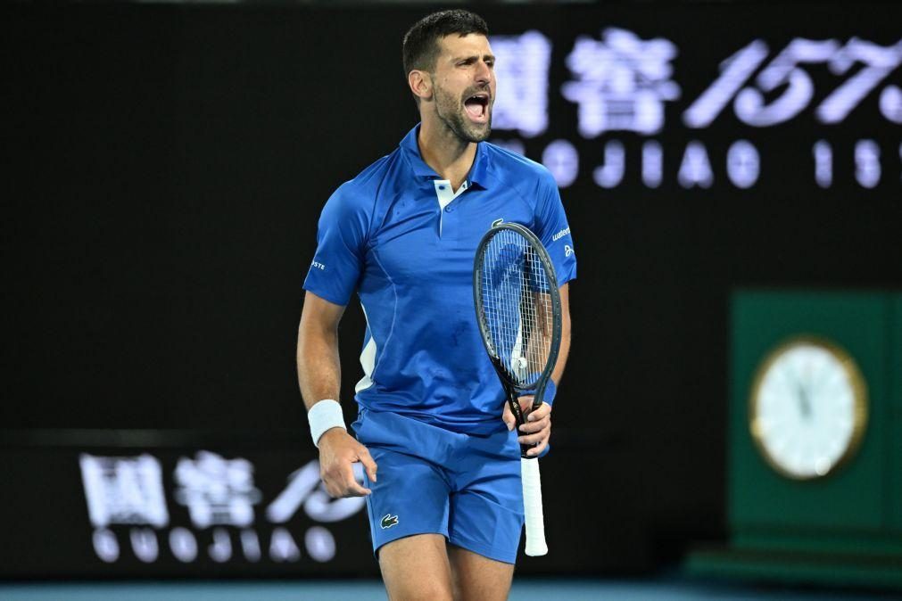 Djokovic na terceira ronda em dia de surpresas em Melbourne