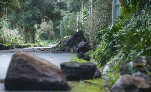 Estrada onde ocorreu derrocada na ilha Terceira encerrada por tempo indeterminado