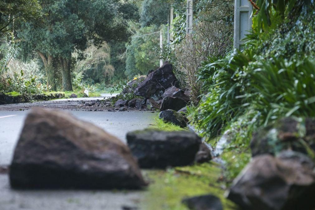 Estrada onde ocorreu derrocada na ilha Terceira encerrada por tempo indeterminado