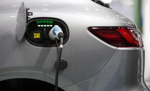 Vendas de automóveis elétricos sobem 37% em 2023 na Europa