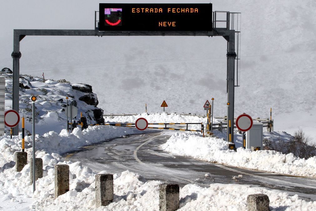 Neve fecha estradas no maciço central da serra da Estrela