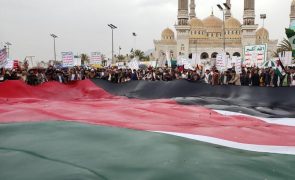 Manifestação maciça em Saná contra designação dos Huthis como terroristas pelos EUA