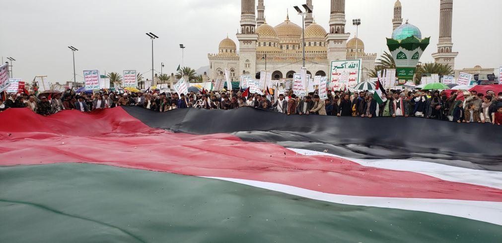 Manifestação maciça em Saná contra designação dos Huthis como terroristas pelos EUA