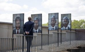 Governo sul-africano diz que vai impedir leilão de artefactos históricos de Mandela