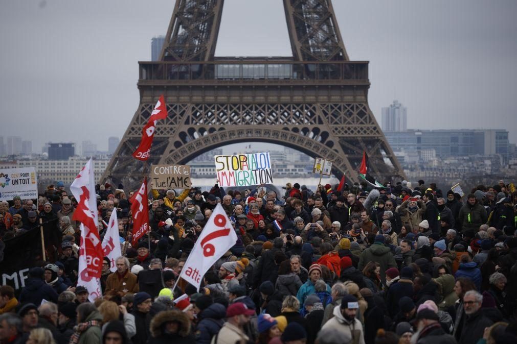 Dezenas de milhares de pessoas em manifestações contra lei da imigração em França