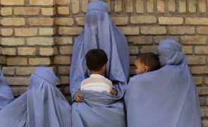 Talibãs impõem restrições a mulheres solteiras e não-acompanhadas