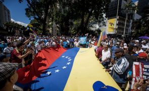 Milhares de venezuelanos marcharam para assinalar queda da ditadura