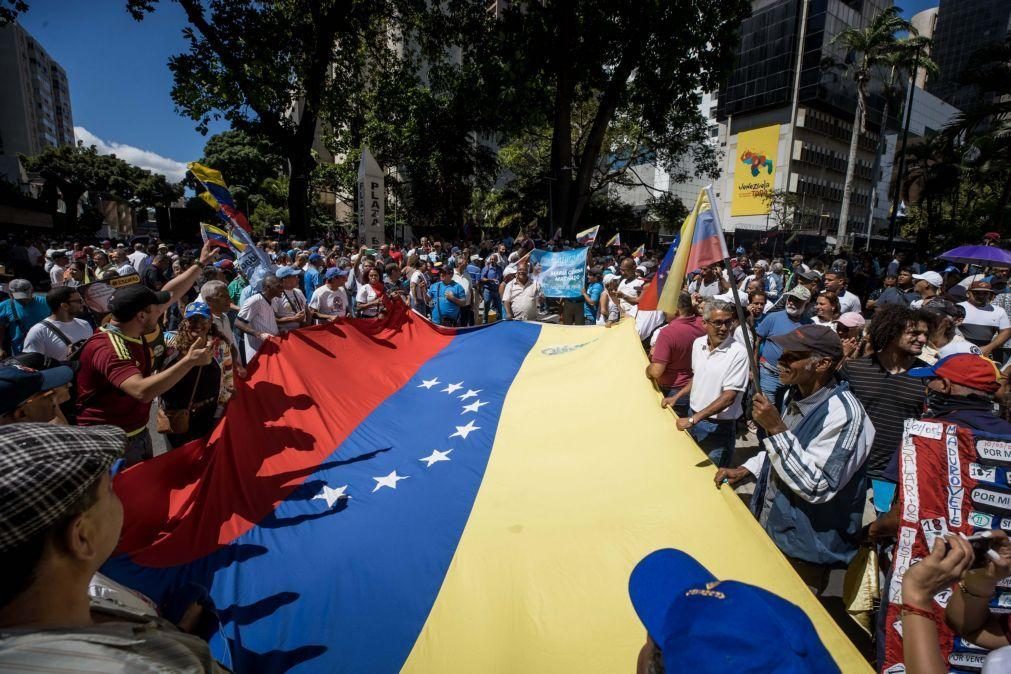 Milhares de venezuelanos marcharam para assinalar queda da ditadura