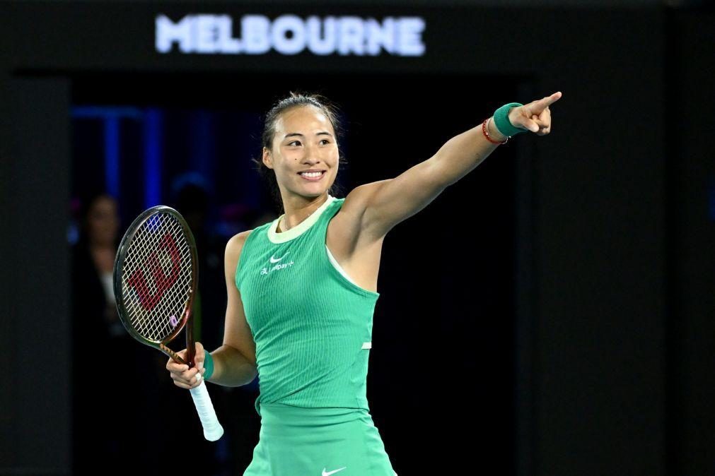 Zheng vence Kalinskaya e está pela primeira vez nas meias-finais do Open da Austrália