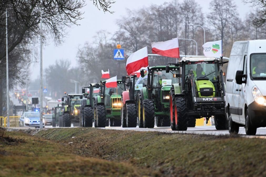 Agricultores polacos bloqueiam 160 estradas em protesto contra importações ucranianas