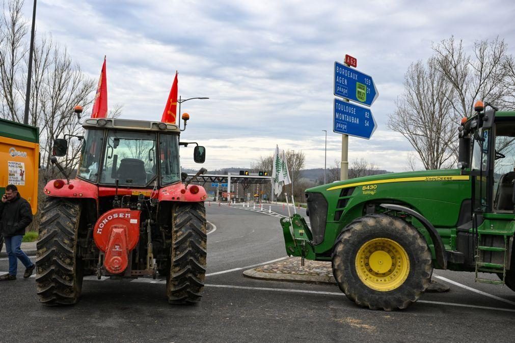 Agricultores franceses intensificam protestos e Macron promete respostas