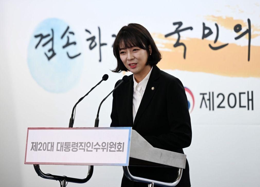 Deputada sul-coreana hospitalizada após ser atacada na rua