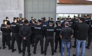 Cerca de 70 guardas prisionais em protesto junto à prisão de Monsanto