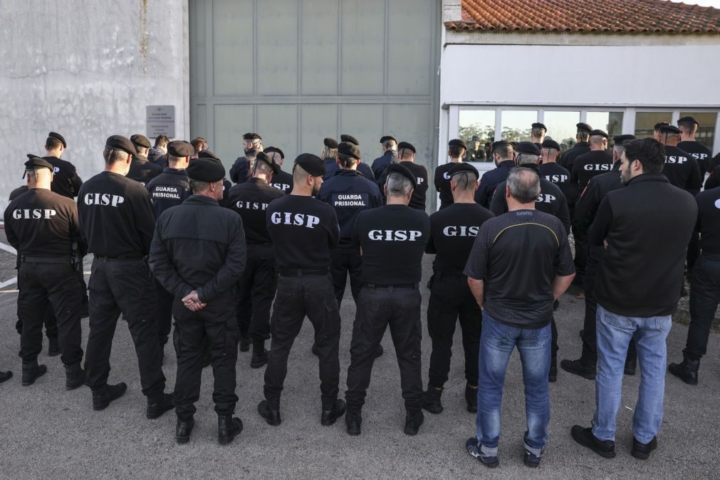 Cerca de 70 guardas prisionais em protesto junto à prisão de Monsanto