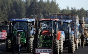 Protestos de agricultores em França aproximam-se de Paris e pressionam Governo