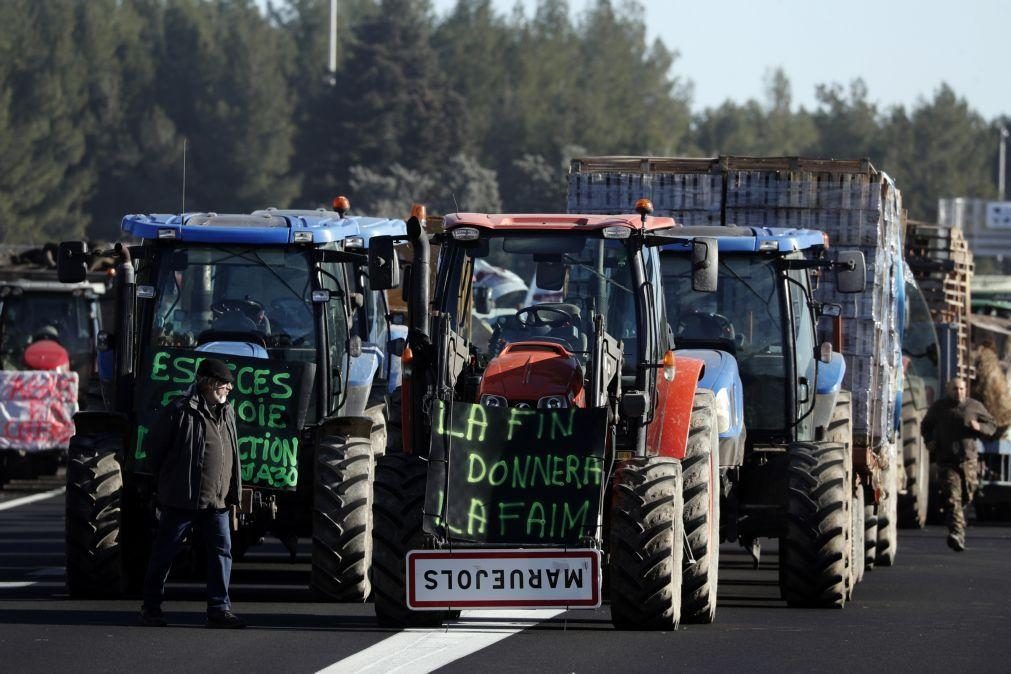 Protestos de agricultores em França aproximam-se de Paris e pressionam Governo