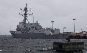 EUA abatem míssil disparado por Huthis contra navio militar norte-americano