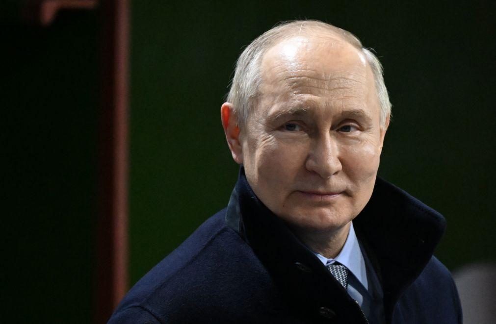 Putin diz que avião russo foi abatido por Kiev, que duvida de prisioneiros a bordo