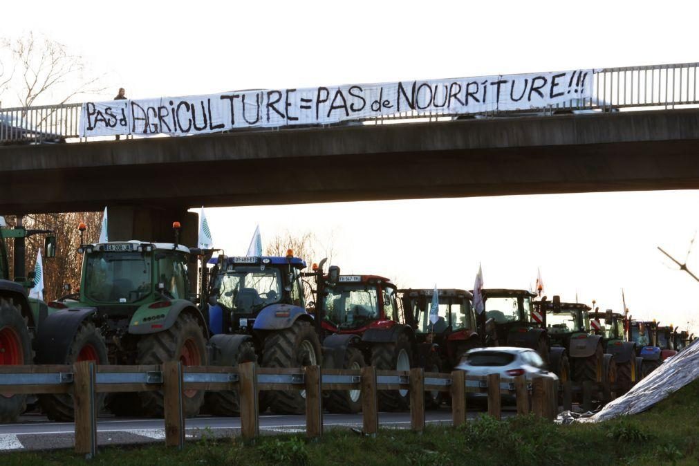 Agricultores franceses mantêm bloqueios apesar das promessas do Governo
