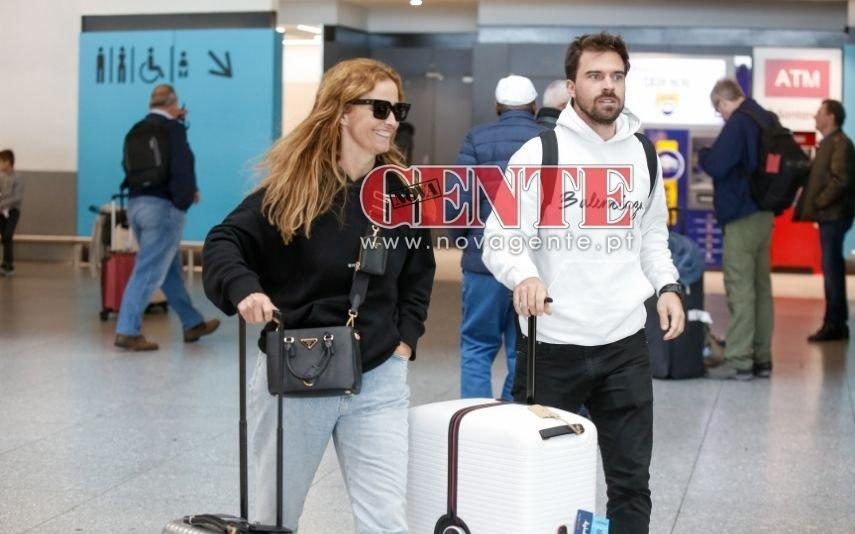 Cristina Ferreira Sorridente na chegada a Lisboa após 'lua de mel' com João Monteiro