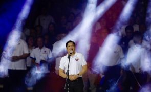 Ex-líder das Filipinas acusa Marcos de querer abolir limite de mandatos presidenciais