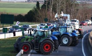 Bloqueio de agricultores franceses ameaça paralisar hoje Paris