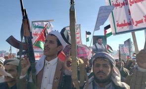 Rebeldes Huthis do Iémen reivindicam novo ataque contra navio dos EUA