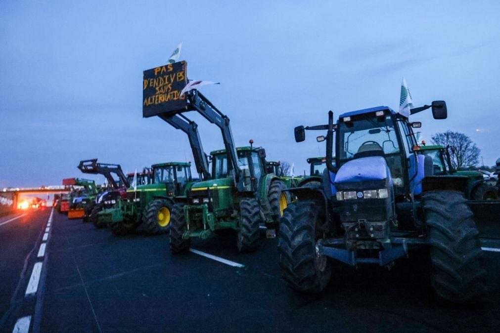 Agricultores franceses continuam a bloquear autoestradas em todo o país