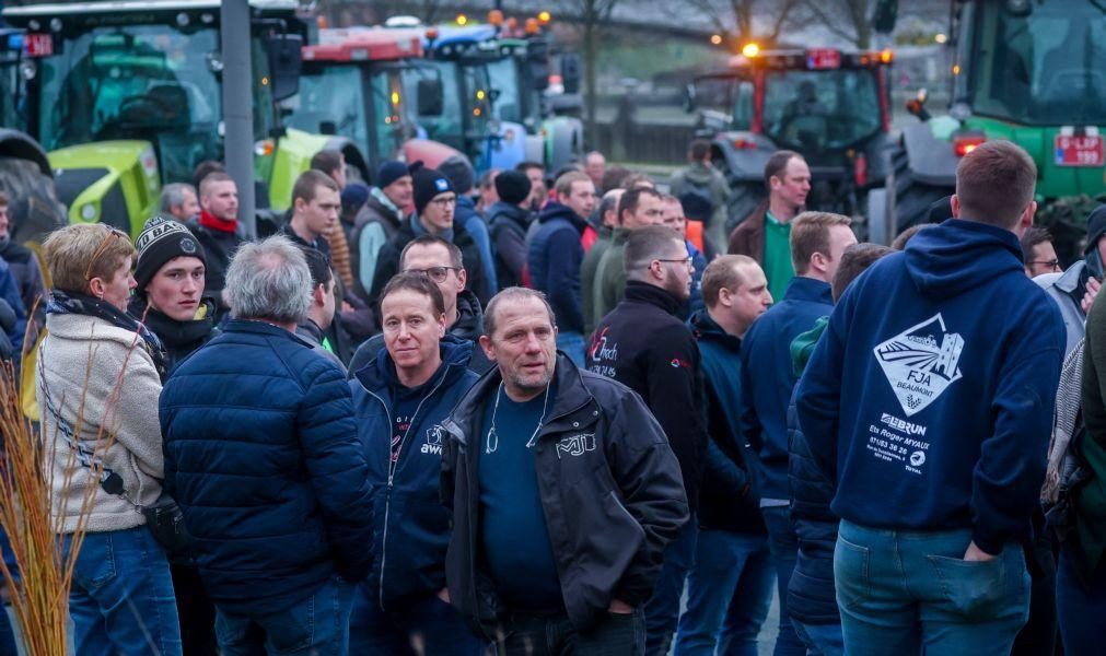 Agricultores bloqueiam acesso a porto de Zeebrugge, um dos principais da Bélgica