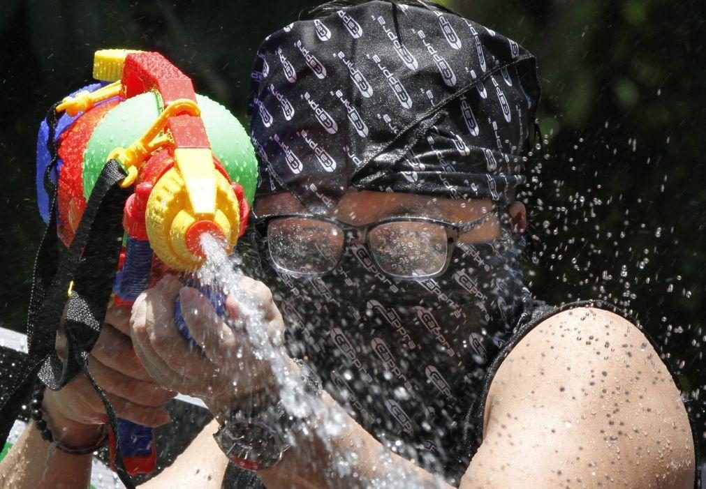 Pistolas de água proibidas no carnaval brasileiro de Salvador para evitar o machismo