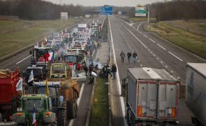 Tratores bloqueiam estradas europeias com Bruxelas na mira e populistas atentos