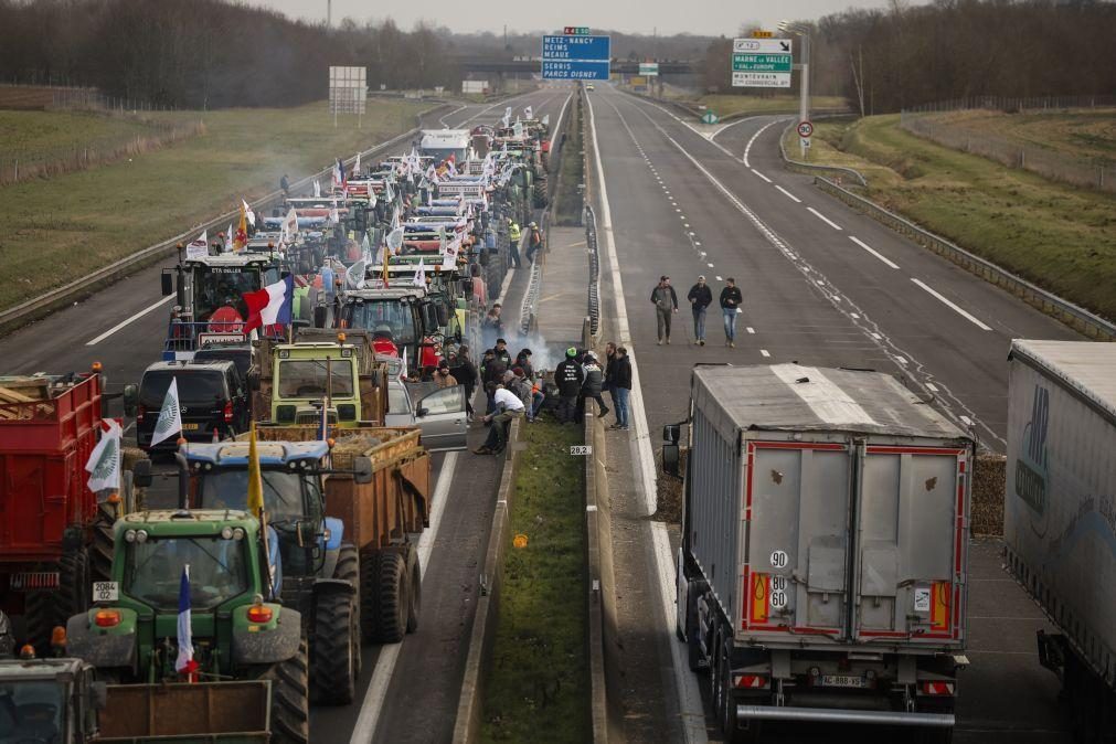 Tratores bloqueiam estradas europeias com Bruxelas na mira e populistas atentos
