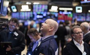 Wall Street inicia sessão em terreno misto à espera da Fed