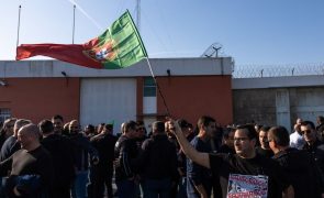 Mais de 300 guardas prisionais manifestam-se em Custóias por um 