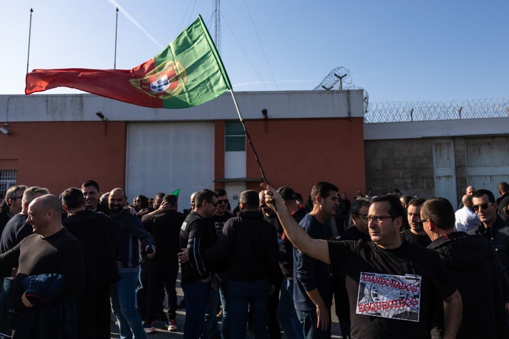 Mais de 300 guardas prisionais manifestam-se em Custóias por um 