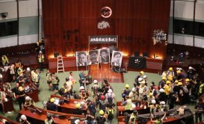 Tribunal de Hong Kong condena quatro pessoas em caso de invasão de parlamento em 2019