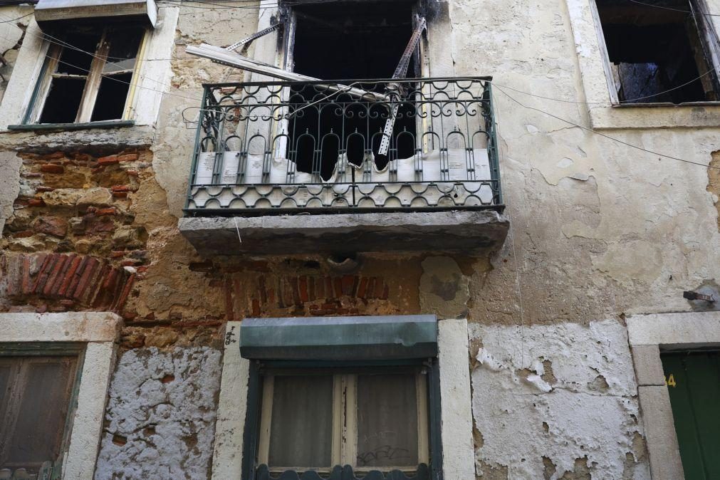 Pouco mudou na rua da Mouraria, em Lisboa, desde o incêndio de há um ano